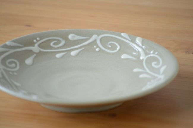湧田焼.イッチン 古美術 観宝堂 - 壺屋(湧田)焼灰釉鉄絵碗 | 古美術品専門サイト