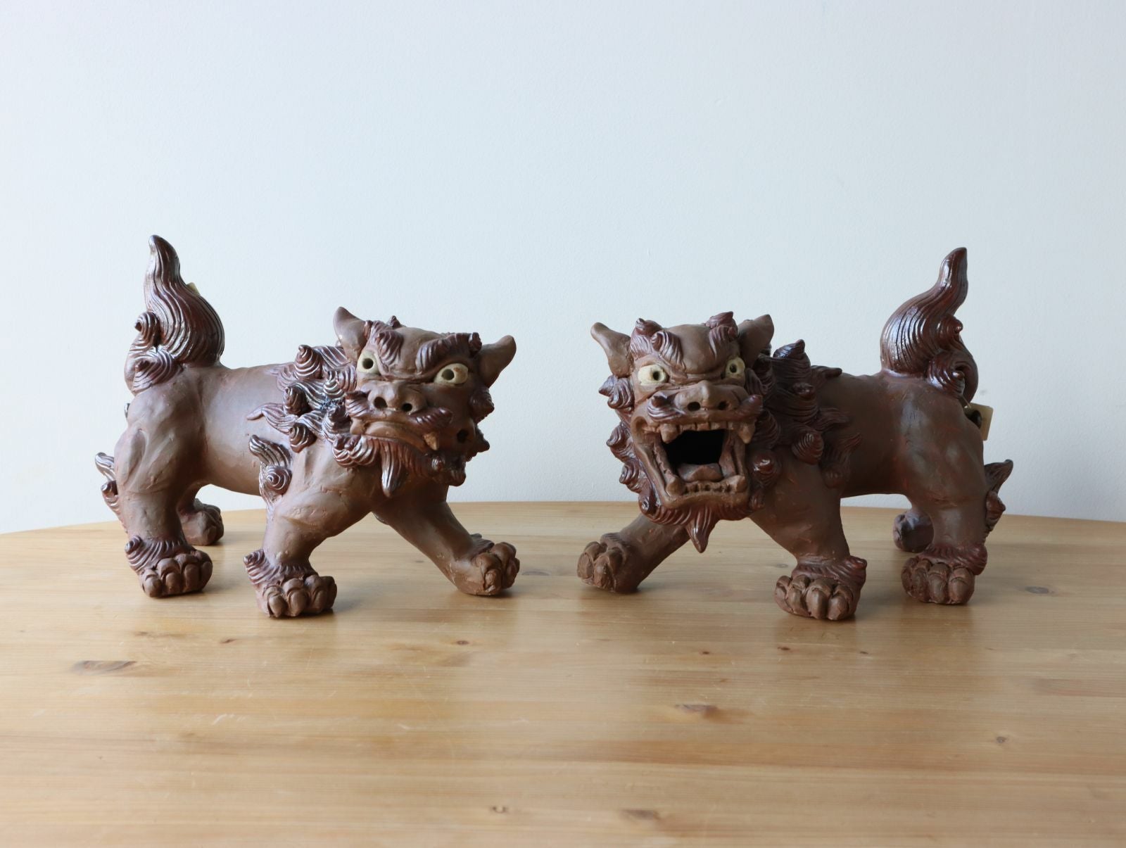 壺屋焼　湧田弘　作　シーサー　一対 一点もの】手びねり立型シーサーペア / 湧田陶器 | ゆいまーる沖縄