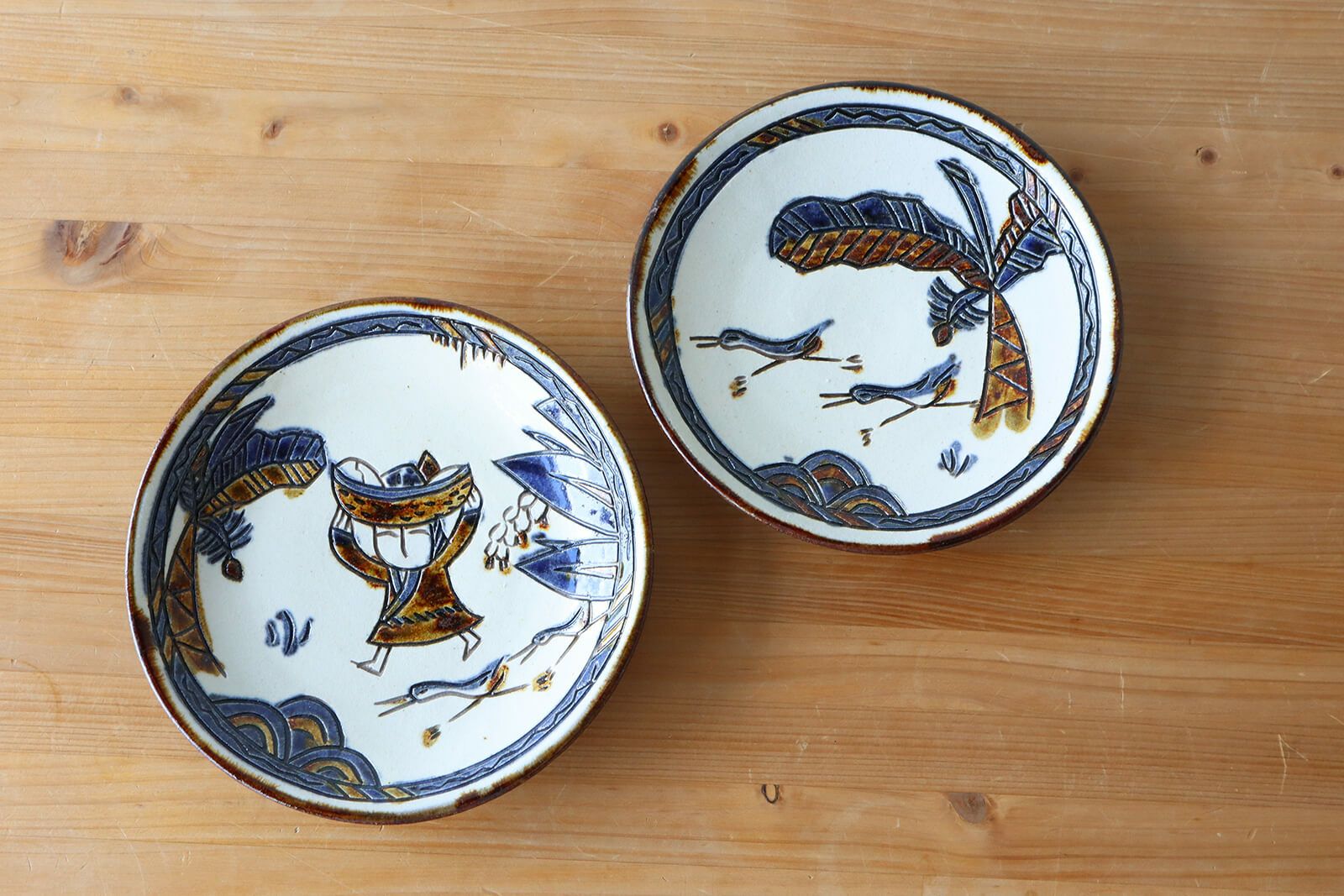 一点もの】線彫り五寸皿 ハルサー＆パラダイス アトリエ五香屋 | ゆ