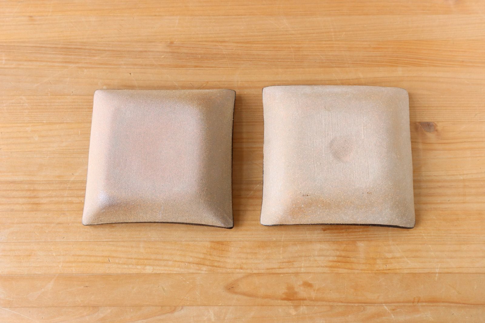 四角皿 12cm（ドット） ／ 陶眞窯 | ゆいまーる沖縄 ＜Online＞