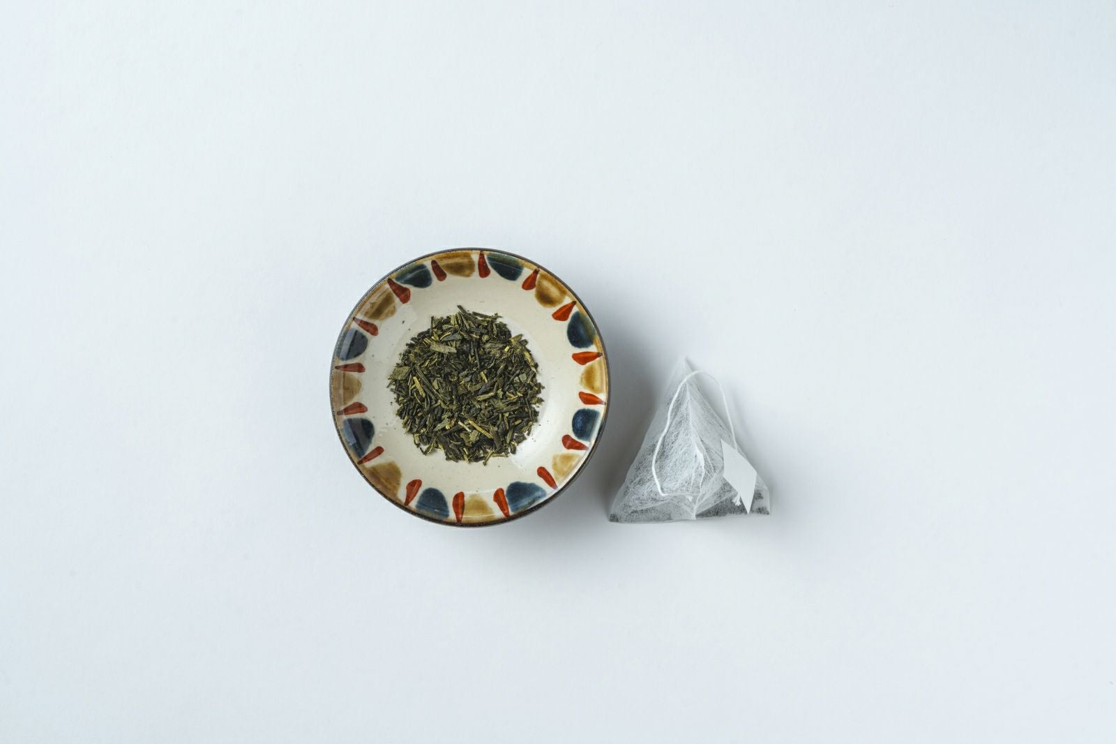 お茶入り缶（沖縄産緑茶） 八十八 シマノネ 文様 | ゆいまーる沖縄