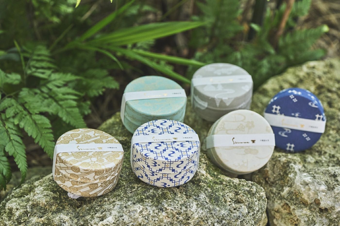 お茶入り缶（沖縄産紅茶） 鶴 シマノネ 文様 | ゆいまーる沖縄 ＜Online＞