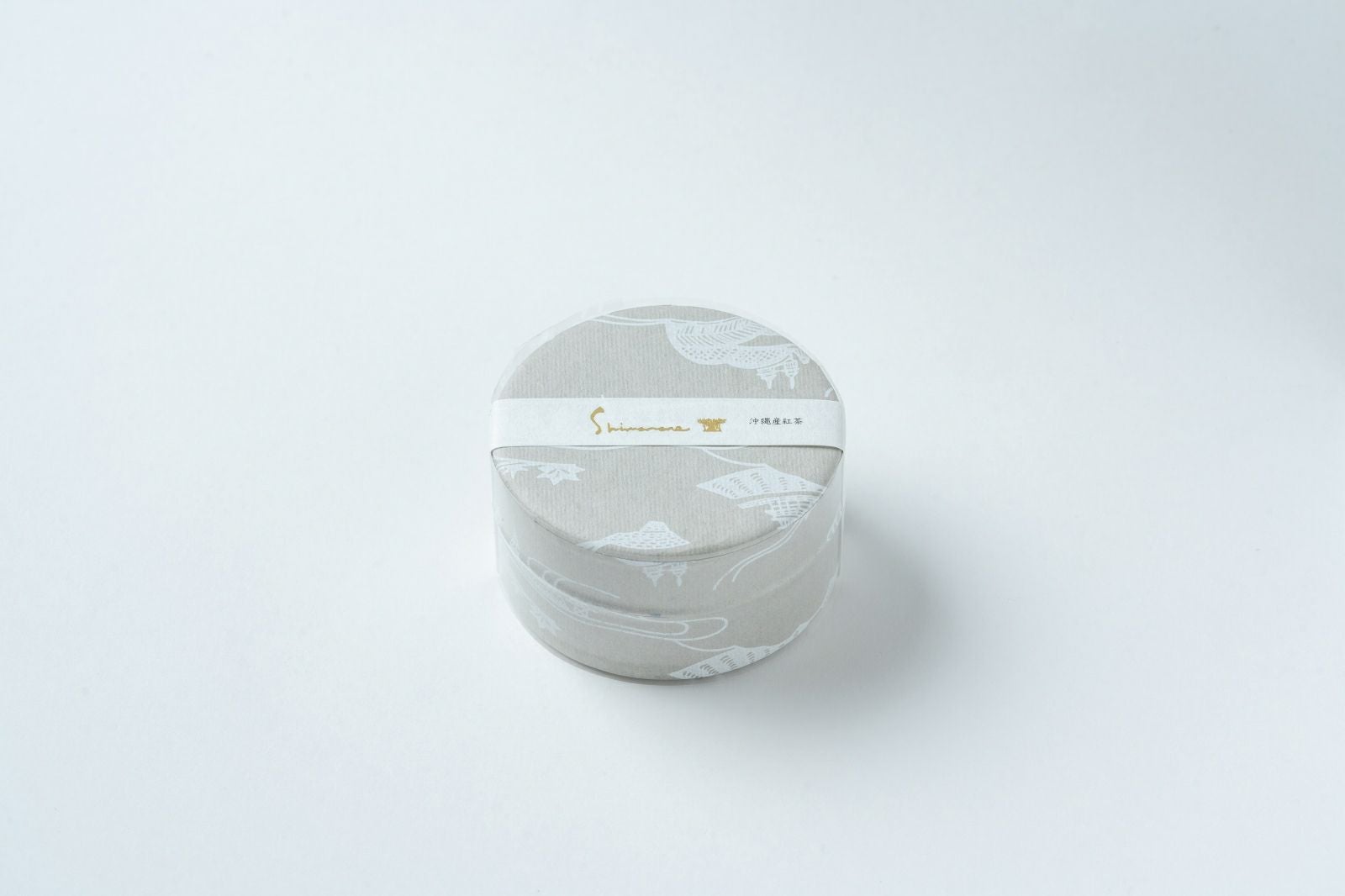 お茶入り缶（沖縄産紅茶） 鶴 シマノネ 文様 | ゆいまーる沖縄 ＜Online＞